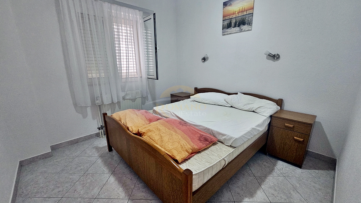 Casa con appartamenti a Okrug Gornji/Čiovo, seconda fila dal mare - 5 appartamenti